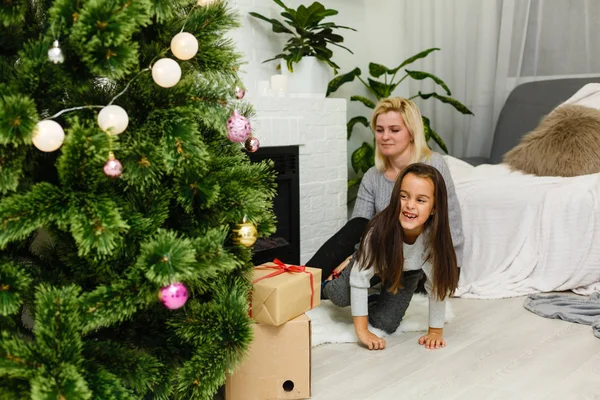 Mutter Und Tochter Sind Weihnachten Glücklich Zusammen Weihnachten Weihnachten Winter — Stockfoto