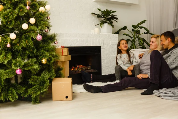 Famiglia Felice Casa Festeggiare Natale — Foto Stock