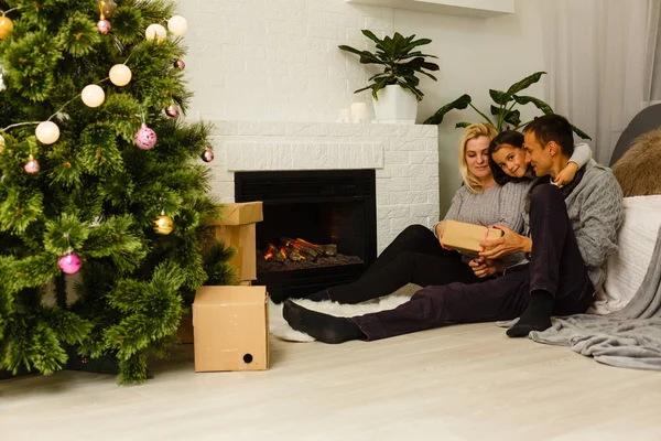 Mutlu aile evde kutlama Noel