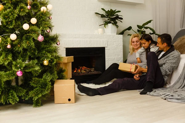 Família Feliz Casa Celebrando Natal — Fotografia de Stock