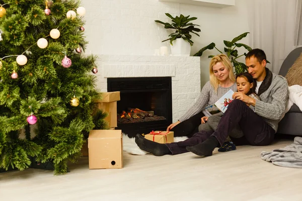 Família Feliz Casa Celebrando Natal — Fotografia de Stock