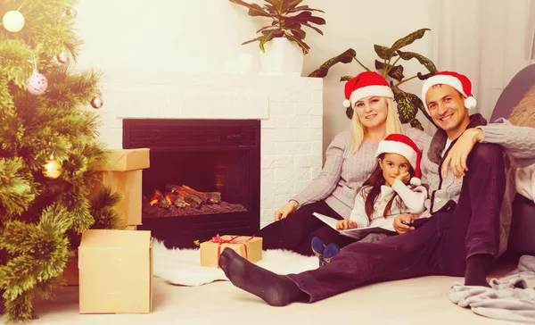 Szczęśliwa Rodzina Domu Okazji Bożego Narodzenia — Zdjęcie stockowe