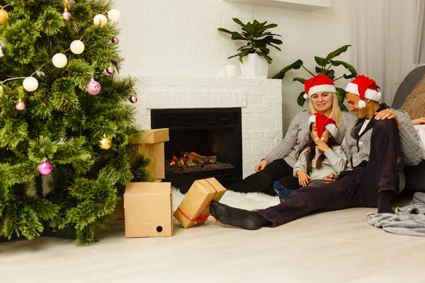 Glückliche Familie Hause Die Weihnachten Feiert — Stockfoto