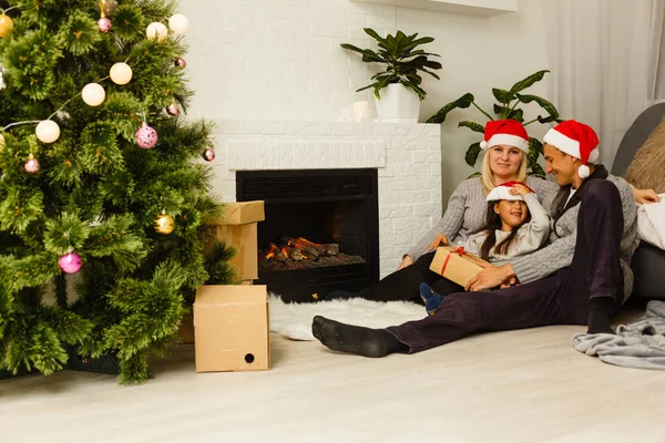 Família Feliz Casa Celebrando Natal — Fotografia de Stock