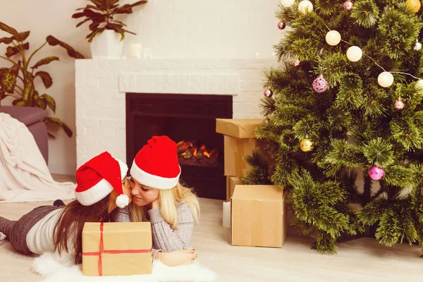 クリスマスのコンセプト 自宅でお母さんと娘 — ストック写真