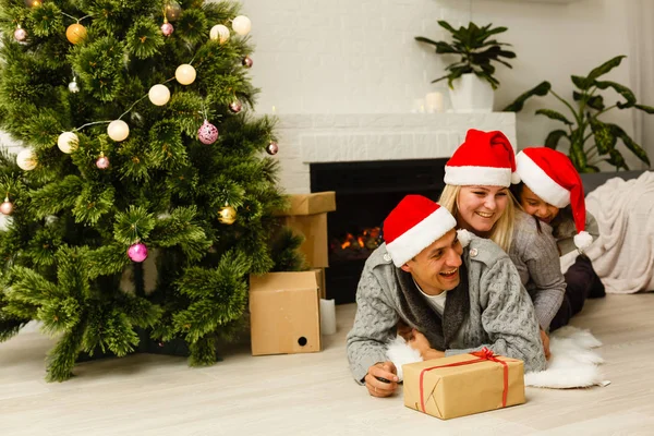 幸せな家庭では クリスマスを祝う — ストック写真