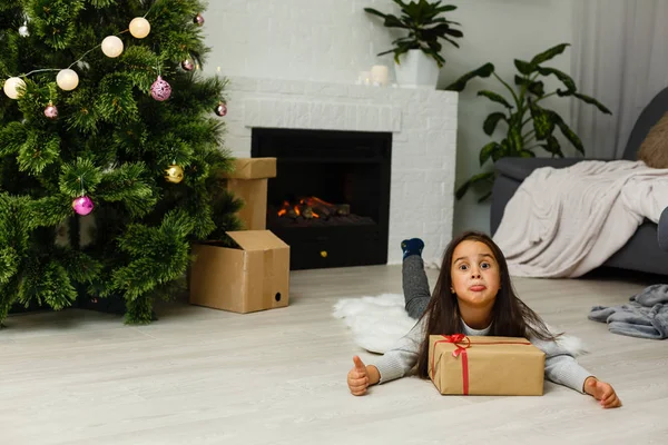 Entzückendes Kleines Mädchen Liegt Heiligabend Unter Dem Weihnachtsbaum Kamin — Stockfoto