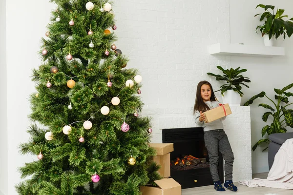 クリスマスツリーを持つ若い美しい女性 — ストック写真