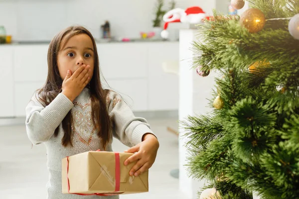 Felice bambina indossa pigiama di Natale giocando da un firepla — Foto Stock