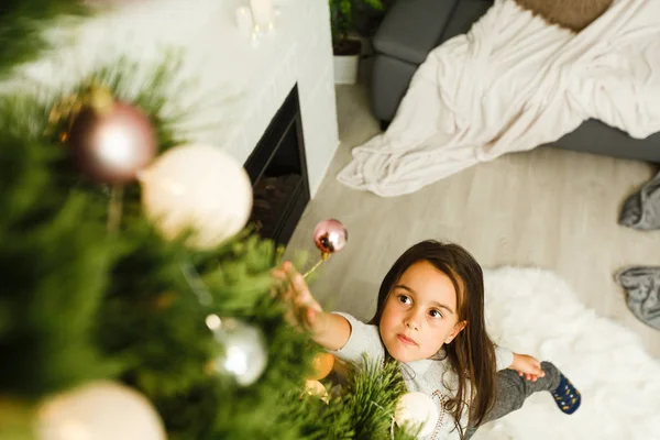 Bambina che addobba l'albero di Natale — Foto Stock