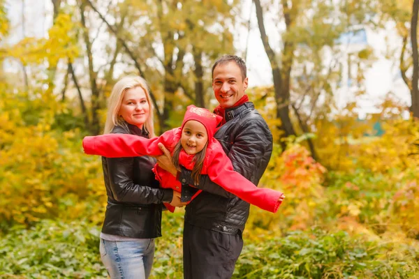 Joyeux famille marchant sur le chemin de terre rural. Petite fille assise — Photo