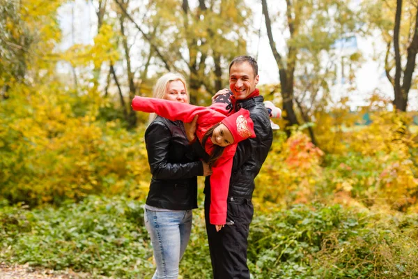 Sonbahar Parkında Mutlu Bir Aile — Stok fotoğraf