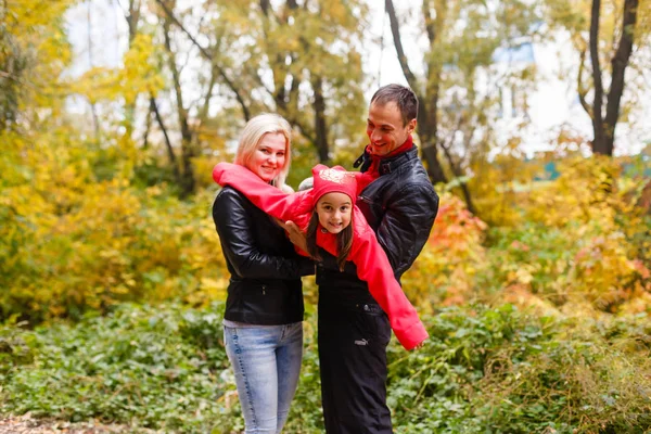 Anne Kızı Sonbahar Parkında — Stok fotoğraf