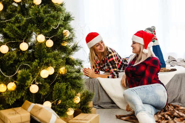 Noel Eşyalarıyla Süslü Odada Poz Veren Kız Kardeşler — Stok fotoğraf