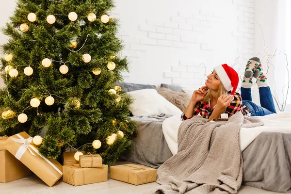 家でのクリスマス時の美しい女性 — ストック写真