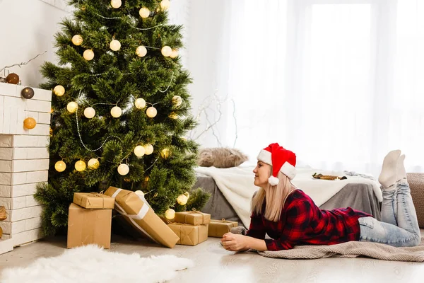 家でのクリスマス時の美しい女性 — ストック写真