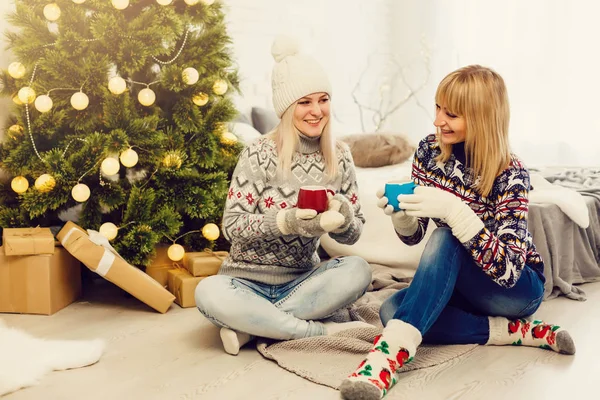 Zussen Poseren Versierde Kamer Met Kerst Items — Stockfoto