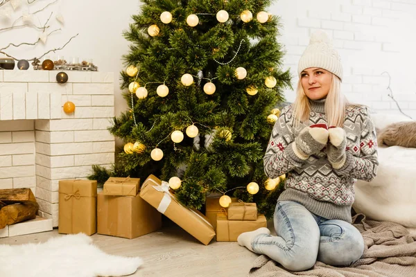 Mladá Žena Sedí Blízkosti Vánočního Stromku — Stock fotografie