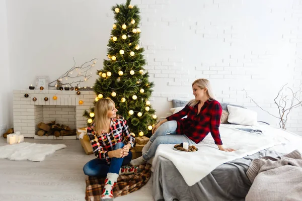 Irmãs Posando Quarto Decorado Com Itens Natal — Fotografia de Stock