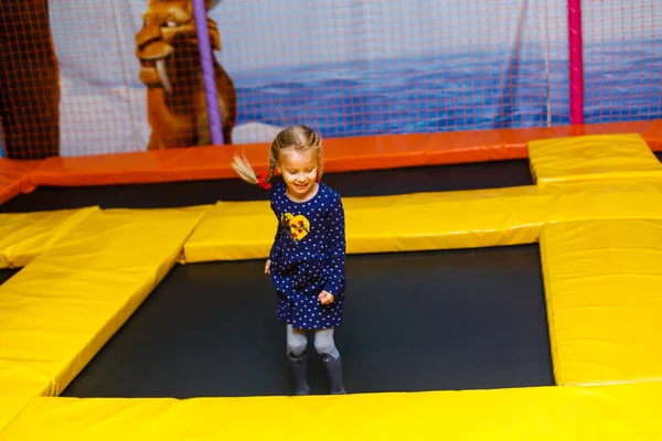 Küçük Güzel Kız Eğleniyor Çocuk Sahasında Oynamak — Stok fotoğraf