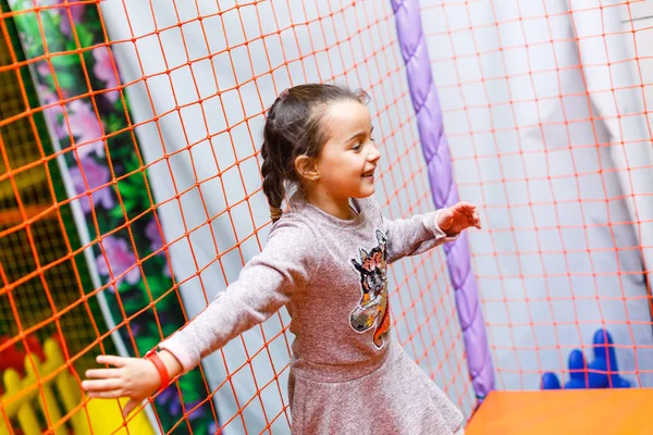 Klein Meisje Spelen Met Een Kind — Stockfoto