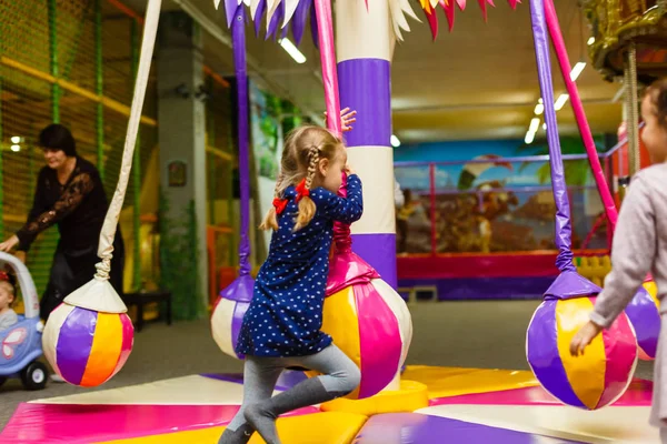 カラフルな遊び場の子供 アクティビティ プレイセンター — ストック写真
