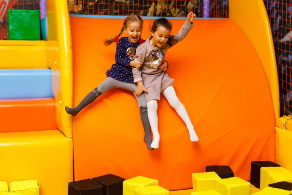 Niño Saltando Colorido Trampolín Patio Centro Actividades Juegos Para Niños —  Fotos de Stock