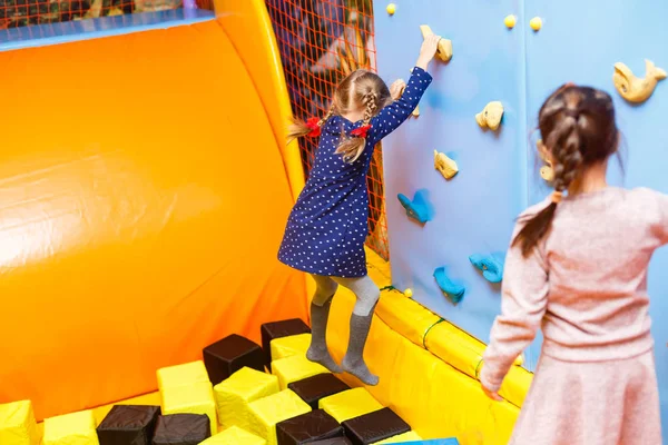 Little Girl Climbing Rock Wall Indoor — Stock Photo, Image