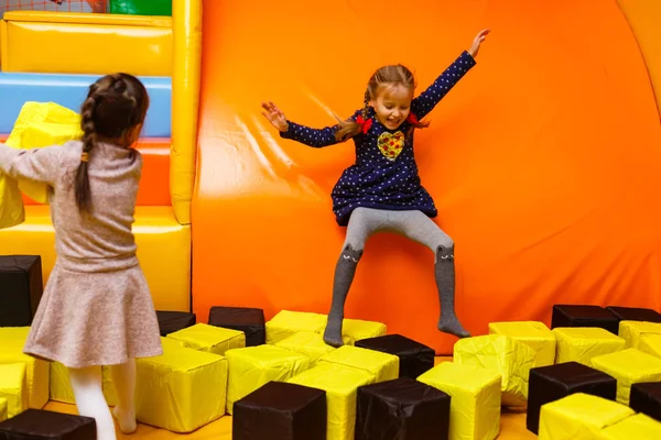 Niño Saltando Colorido Trampolín Patio Centro Actividades Juegos Para Niños — Foto de Stock