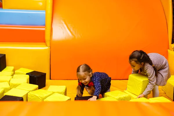 Criança Pulando Trampolim Playground Colorido Centro Atividades Brincadeiras Para Crianças — Fotografia de Stock