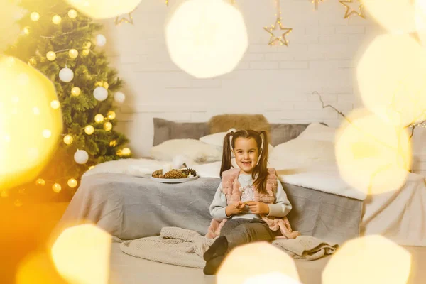 Kleines Mädchen Einem Weihnachtlich Dekorierten Raum — Stockfoto