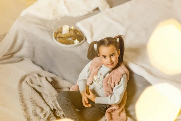 Маленька Дівчинка Сидить Кімнаті Прикрашеній Різдво — стокове фото