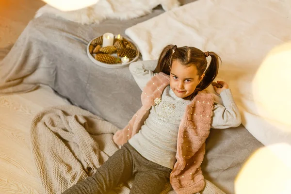 Kleines Mädchen Einem Weihnachtlich Dekorierten Raum — Stockfoto