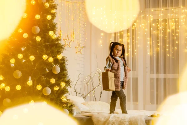 Das Mädchen Spielt Zimmer Mit Fröhlicher Weihnachtsstimmung — Stockfoto