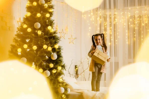 Het Meisje Dat Kamer Speelt Met Een Vrolijke Kerstsfeer — Stockfoto