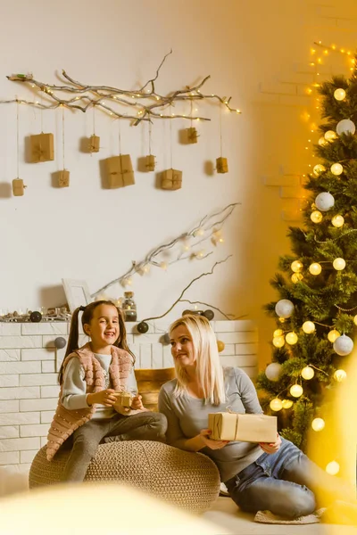 Anne Kızı Noel Evde Birlikte Vakit Geçiriyorlar — Stok fotoğraf