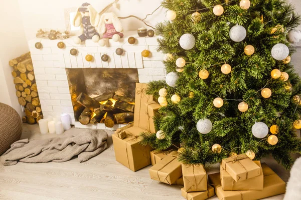 크리스마스 트리에만 크리스마스 트리의 거실에서 — 스톡 사진