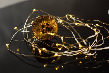Hevesli ampuller arasında BTC. Işık yanıp sönüyor, kısa devre yapıyor. Yakın çekim, alanın sığ derinliği. 
