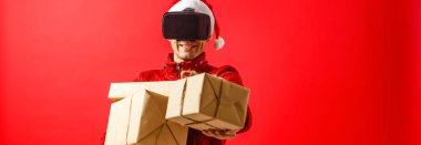 Elinde bir hediye tutan ve duygusal olarak mutlu bir adam.