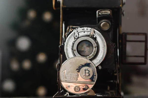 Камера Делать Деньги Концепция Золотых Биткойнов Символизирует Элементы Виртуальной Экономики — стоковое фото