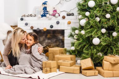 Mutlu Noeller ve mutlu tatiller. Evde Noel ağacının yanında aile hazırlığı
