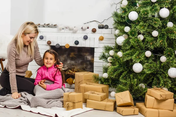 Feliz Natal Boas Festas Preparação Familiar Perto Árvore Natal Casa — Fotografia de Stock