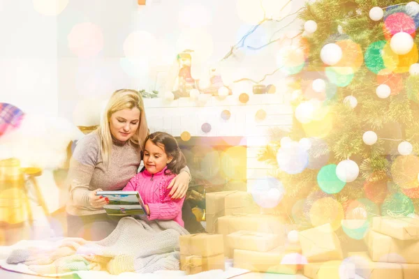 Vrolijk Kerstfeest Fijne Feestdagen Familie Voorbereiding Bij Kerstboom Thuis — Stockfoto