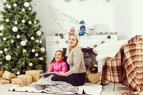 Vrolijk Kerstfeest Fijne Feestdagen Familie Voorbereiding Bij Kerstboom Thuis — Stockfoto