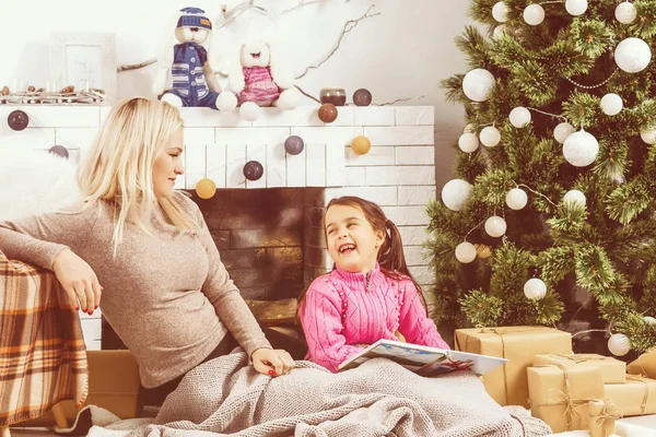 Vrolijk Kerstfeest Fijne Feestdagen Familie Voorbereiding Bij Kerstboom Thuis — Stockfoto