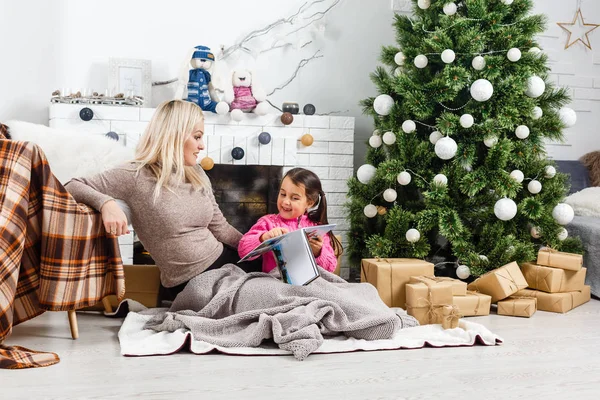 Mutlu Noeller Mutlu Tatiller Evde Noel Ağacının Yanında Aile Hazırlığı — Stok fotoğraf