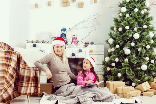 Vrolijk Kerstfeest Fijne Feestdagen Familie Voorbereiding Bij Kerstboom Thuis — Stockfoto