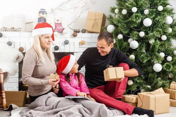 Yeni Yıl Noel Zamanı Aile Genç Ebeveynler Küçük Kızları Evdeki — Stok fotoğraf