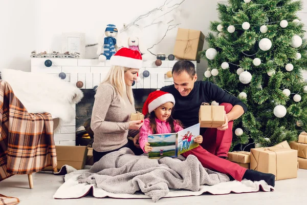 Neujahr Weihnachten Familie Junge Eltern Und Ihre Kleine Tochter Verbringen — Stockfoto