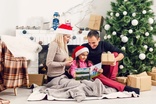 Capodanno Natale Famiglia Giovani Genitori Loro Piccola Figlia Trascorrono Del — Foto Stock